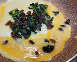 Foto del paso 4 de la receta: Tortilla de espinacas con pasas y queso