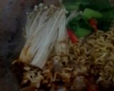 Foto langkah ke 5 dari resep Mie goreng kuah nyemek.