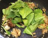 รูปขั้นตอนการทำที่ 4 ของ ข้าวผัดคะน้าหมูกรอบ
