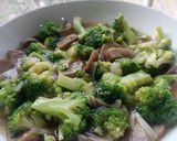 Foto langkah ke 3 dari resep Brokoli cah Jamur.