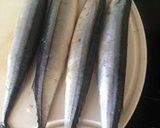 Hình bước làm 1 của món Cá Sanma nướng sốt Teriyaki