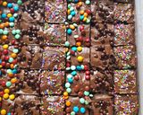 Foto langkah ke 8 dari resep Candy Brownies sekat.