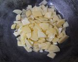 आलू के चिप्स की ड्राई सब्जी (aloo ke chips ki dry sabzi recipe in Hindi) रेसिपी चरण 2 फोटो