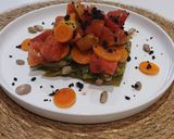 Foto del paso 7 de la receta: Ensalada fría de judías verdes con tomate rosa y arena de aceitunas negras