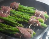 Foto del paso 2 de la receta: Espárragos en churrasco con huevo pochado