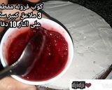 صورة لخطوة 3 من وصفة كيكه الفراوله اقتصاديه ب 2 حبات بيض