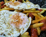 Foto del paso 5 de la receta: Cazuela de patatas y huevos fritos con chistorra