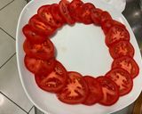 Une image de l'étape 2 de Salade composée de tomates et persil à la mozzarella di buffala et crème de balsamique.