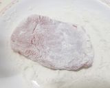 รูปขั้นตอนการทำที่ 3 ของ หมูชุบเกล็ดขนมปังทอด ราดซอสเขียวหวาน (ผงสำเร็จรูป)