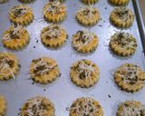 Foto langkah ke 4 dari resep Garlic cheese cookies.