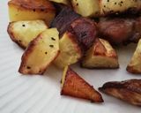 Foto del passaggio 2 della ricetta Cubetti di patate al forno con salsiccia