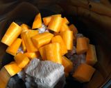 Hình bước làm 2 của món Canh Sườn non hầm táo, nấm, cà rốt và kim châm