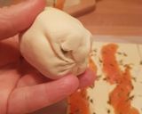 Foto del passaggio 2 della ricetta Fiori di sfoglia salmone e taleggio