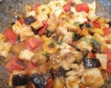 Foto del passaggio 2 della ricetta Pasta al pesce spada e melanzane