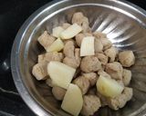 A picture of step 1 of Potato soyabean chilli.