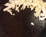 Foto langkah ke 2 dari resep Yomasak Cepat | Tumis sosis sehat dikit.