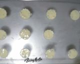 A picture of step 4 of Homemade white chocolates.