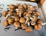 Une image de l'étape 1 de Champignons de Paris bruns sautés à la coriandre.