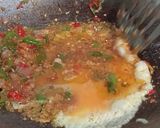 Foto langkah ke 2 dari resep Tumis Pedas Timun Telur.