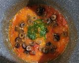 Foto del paso 2 de la receta: 🥘 Salsa mediterránea para pastas 🥘 tomates frescos, pesto y olivas negras