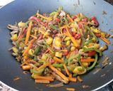 Foto del paso 5 de la receta: Wok de carne con ananá y cilantro