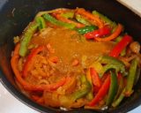 Foto del paso 4 de la receta: Filetes de ternera en salsa de pimientos verdes y rojos