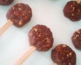 Foto del paso 6 de la receta: Paletas de salchichón con baño de chocolate