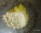 A picture of step 2 of Sattu Makhana laddu.