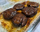 Foto del passaggio 3 della ricetta Bistecche di funghi portobello al forno 🍄 🏳️‍🌈 🦄