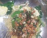 Foto langkah ke 4 dari resep Mie Instan Bakso Sawi Telur.