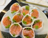 Hình bước làm 2 của món Phở Cuốn Cá Hồi Rau Muống