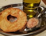 Foto del passaggio 5 della ricetta Friselle con pomodorini sott'olio