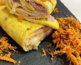 Foto del passaggio 7 della ricetta Frittata arrotolata con mozzarella e prosciutto e carote alla julienne al forno