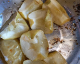 Foto del paso 3 de la receta: Bondiola de cerdo agridulce con papa, boniato, manzana y ciruela