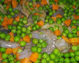 Foto del paso 3 de la receta: Quinoa con guisantes zanahoria y langostinos