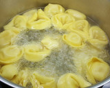 Foto del paso 4 de la receta: Tortellini con salsa de tomate napolitana