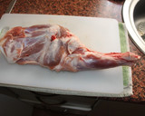 Foto del paso 1 de la receta: Paletilla de cordero al horno con hierbas aromáticas y guarnición de gajos de patata y tomate asados