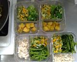減脂便當(青椒菇菇、小黃瓜玉米、雞肉、燙炒青菜)食譜步驟8照片