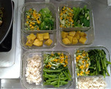 減脂便當(青椒菇菇、小黃瓜玉米、雞肉、燙炒青菜)的食譜步驟8照片