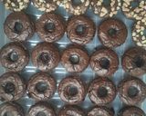 Gambar langkah 6 resipi Donut Brownies.
