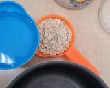Foto del paso 1 de la receta: Overnight oats con frutillas congeladas 🍓 Porridge de avena y fresas congeladas 🍓