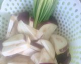 Hình bước làm 1 của món Cà tím xào hành tây