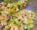 Foto del paso 5 de la receta: Tartar de salmón con aguacate y mango
