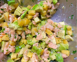 Foto del paso 5 de la receta: Tartar de salmón con aguacate y mango