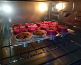 Foto langkah ke 4 dari resep Chocolate Choco Chips Muffins.