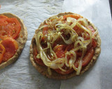Foto del paso 8 de la receta: Pizza base de atún con tomates y cebolla a la sartén