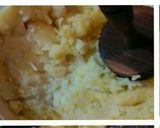 A picture of step 1 of Aalu ka halwa.