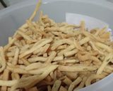 Foto langkah ke 4 dari resep Kue Bawang Renyah / TUSUK GIGI.