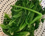 Hình bước làm 2 của món Cải Bó Xôi Trộn Dầu Mè Hàn Quốc