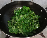 Foto langkah ke 3 dari resep Tumis Pedas Daun Ubi-Kerang.